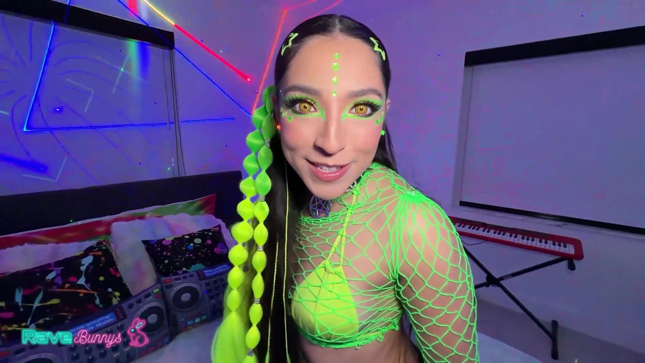 Madison Wilde bir glowstick'i derine dolduruyor ve içine boşalana kadar biniyor