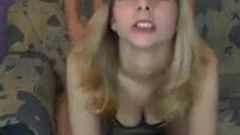 Une jeune blonde sexy fait face à la caméra en se faisant baiser