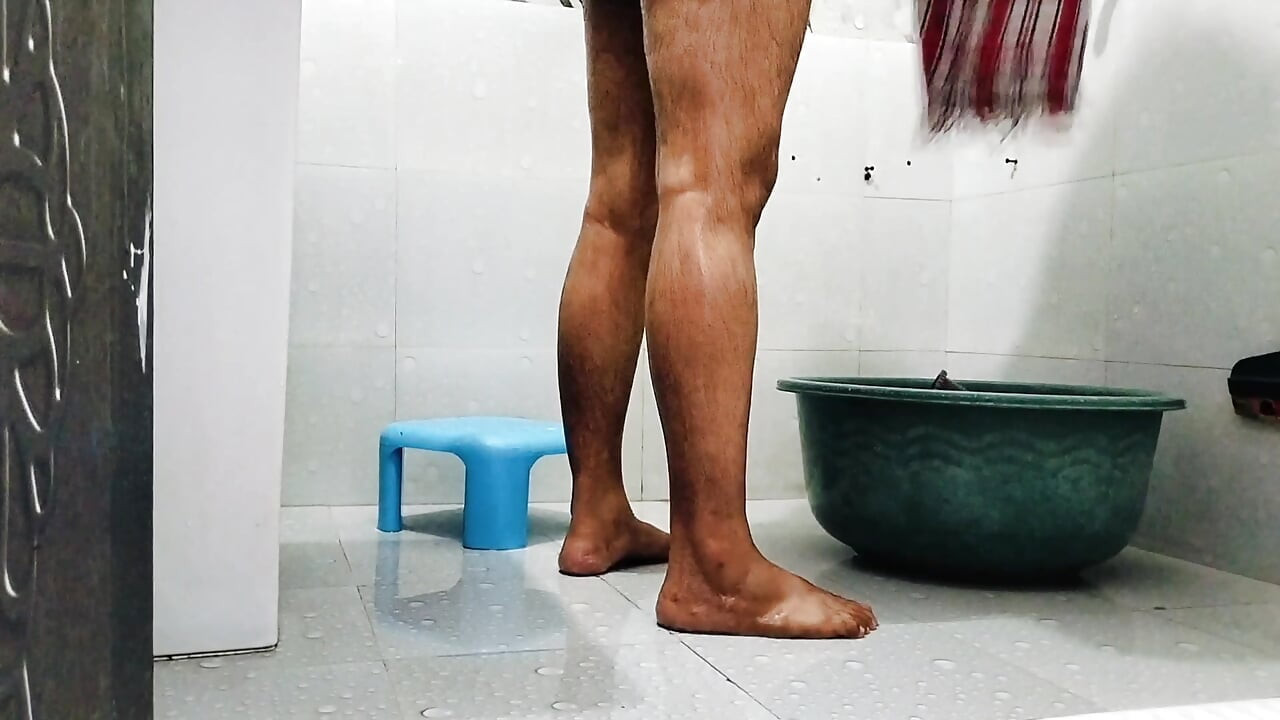 お風呂に入ってチンコを弄ぶムラムラした男の子