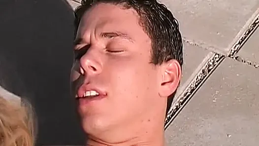 Немецкая милфа заставила его кончить в презерватив после минета