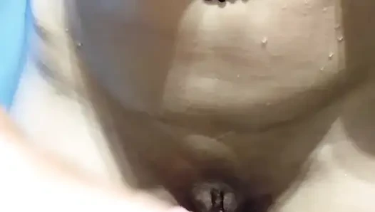 Güzel çıplak orta yaşlı seksi kadın vantuz dildoyla oynuyor ve duşta kocasının spermiyle eğleniyor.