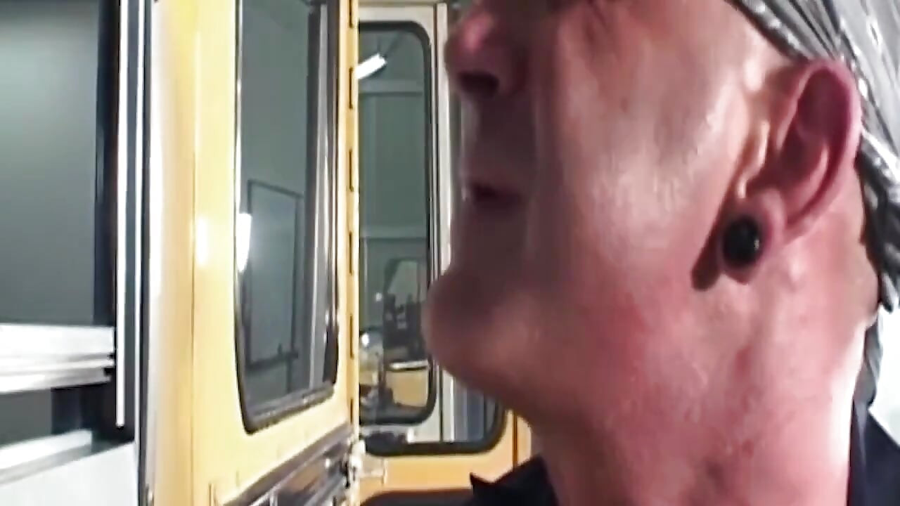 Blonďatá kočka bere pulzujícího ptáka hluboko do zadku v autobuse