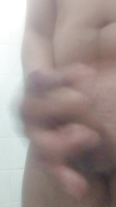 Oscarcoronado86 在淋浴时撸管，他心烦意乱，并拿出了 oscarcor01 的所有牛奶