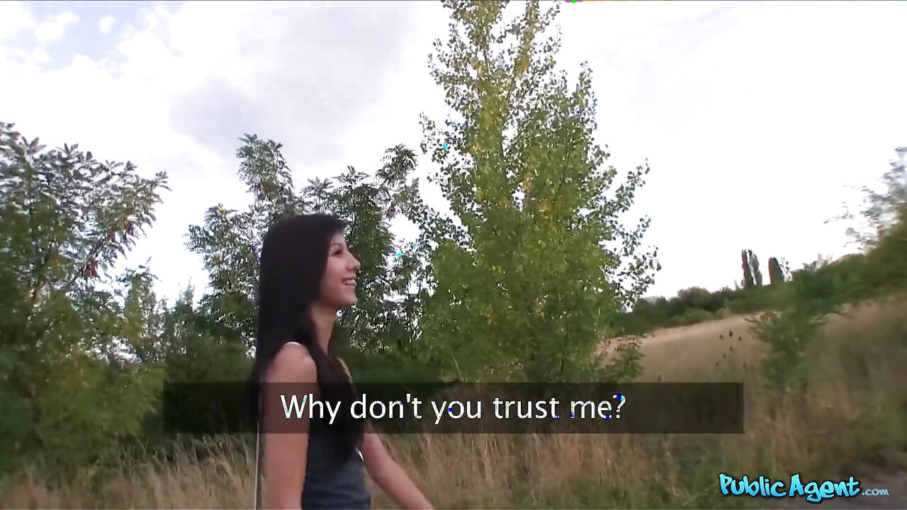 Agent publiczny - uwodzicielska brunetka Mona Qinu jest wabiona poza kurs seksu publicznego na świeżym powietrzu i parking obciąganie
