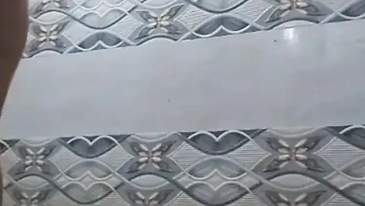 Desi bhabhi kamar mandi saya naha rahi h...