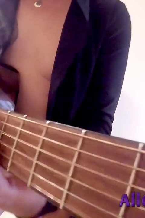 Dude turns on his girl friend by singing on his quitar