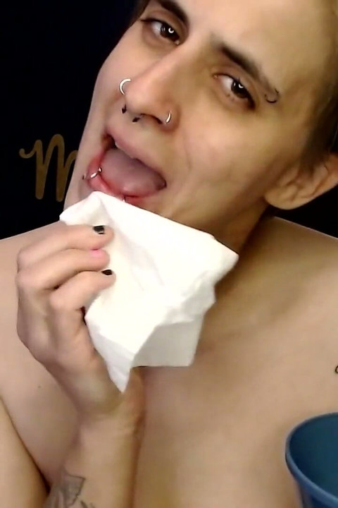 Te estás hambrienta de mi saliva
