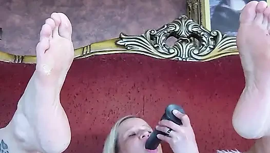Kesenangan solo yang intens dengan dildo hitam besar saya