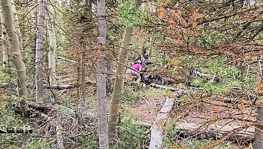 Die versaute hotwife polyj der NS findet ein großes holz im wald