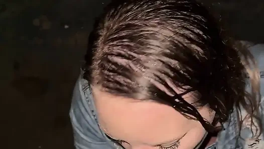 Istri nakal ini pergi ke bar dan nyepong kontol bebek sebelum pulang dan dientot habis-habisan