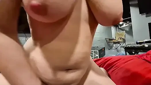 Mollige MILF wird hardcore geritten