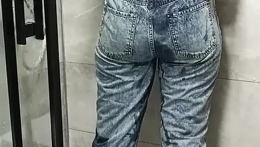 Мокрый раздевающийся и кончающий в душе