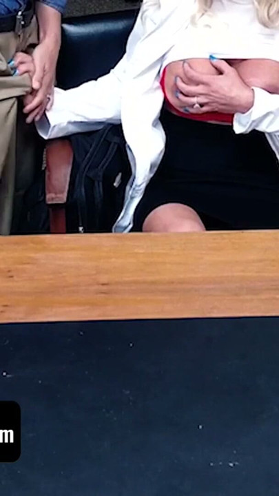Professora peituda brinca com o pau do diretor para esconder o seu segredo | Clip 1