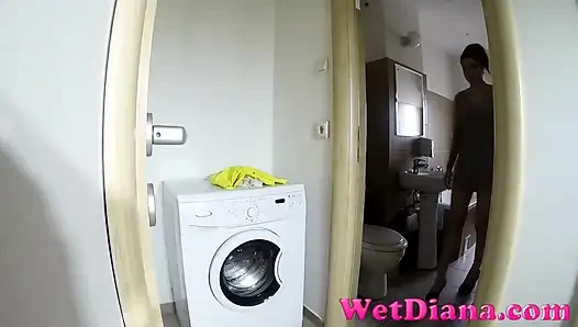 Verzweifeltes mädchen pinkeln auf die waschmaschine