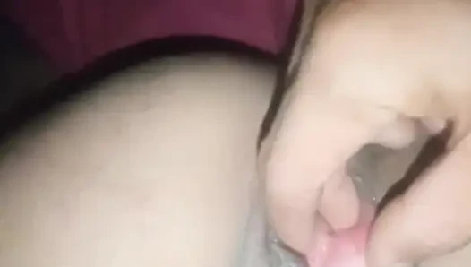 Aniden üvey kız kardeşim odaya girdi ve sıkı amcığımı tuttu