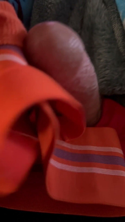 Azgın asker bir takipçi için jockstrap üzerinde mastürbasyon yapıyor ve güzel bir kremsi döl atıyor! | Klip 1