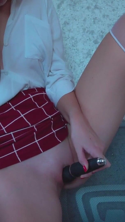 Must-share okamžik z "Sexy studentka šuká svou kundičku a dostane creampie z robertka!"