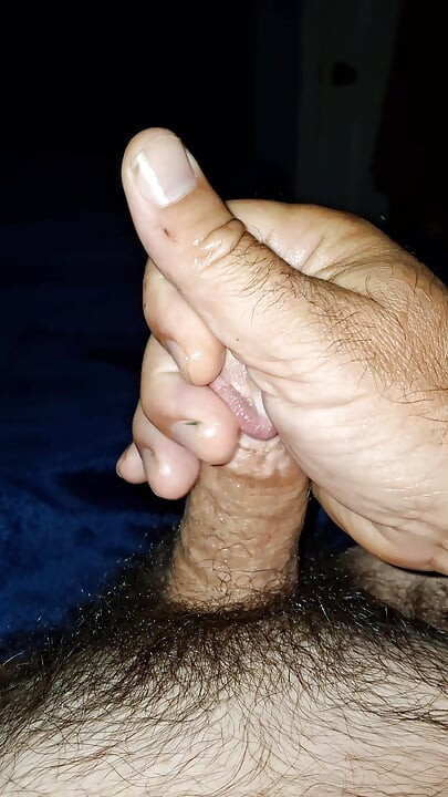 Ayaklarıyla oynarken şişman küçük kıllı yarağımı okşuyor