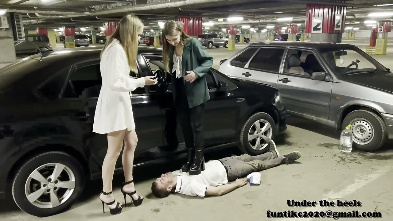 駐車場の女の子たち
