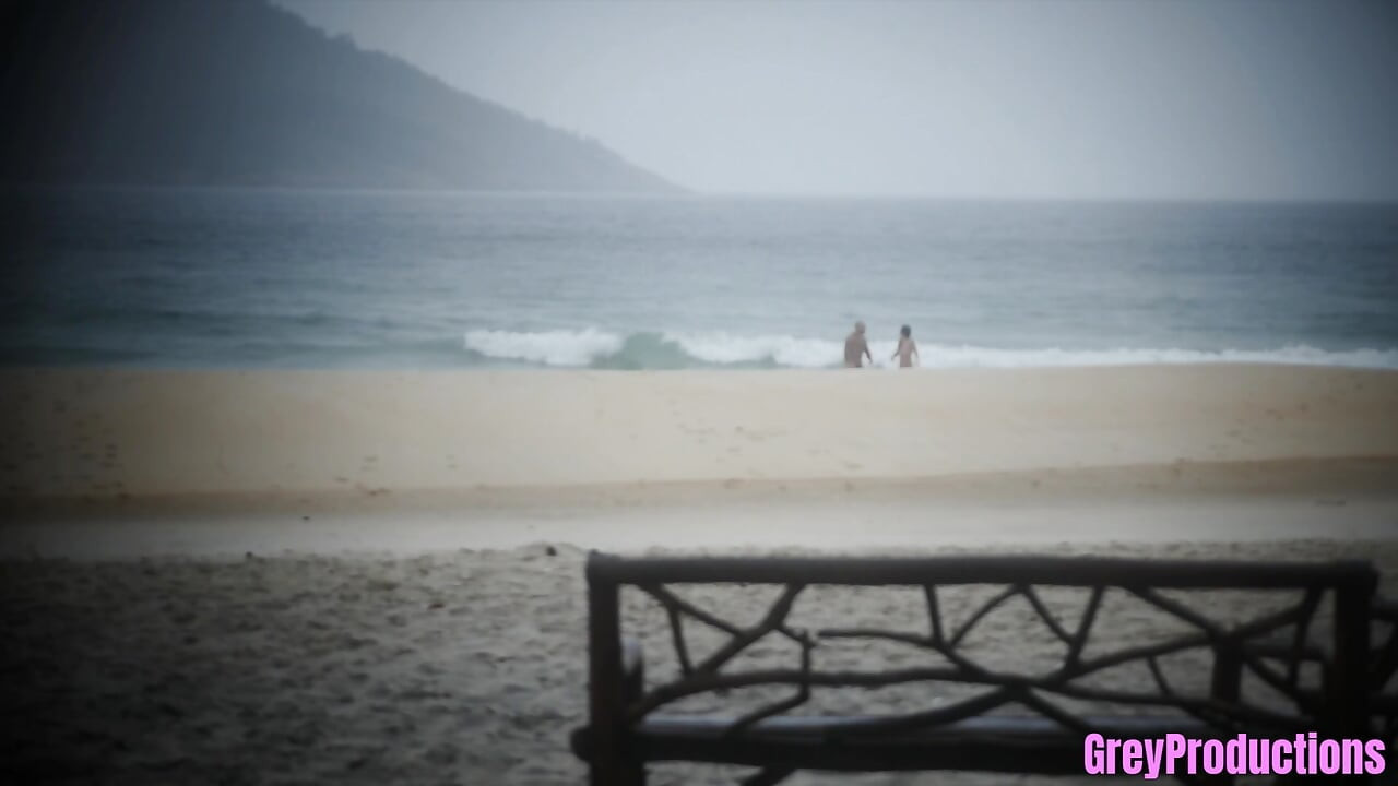 公共のビーチファック -- 誓いの更新と私の顔に射精