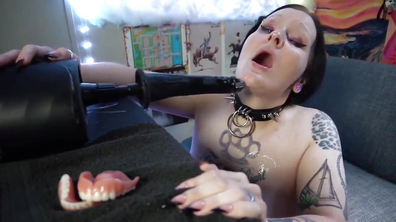 Gótica puta tira os dentes para foda de rosto desleixado por máquina