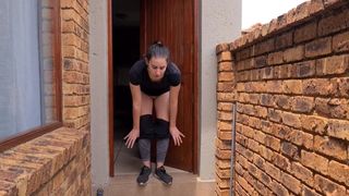 Une femme pisse par la porte d'entrée