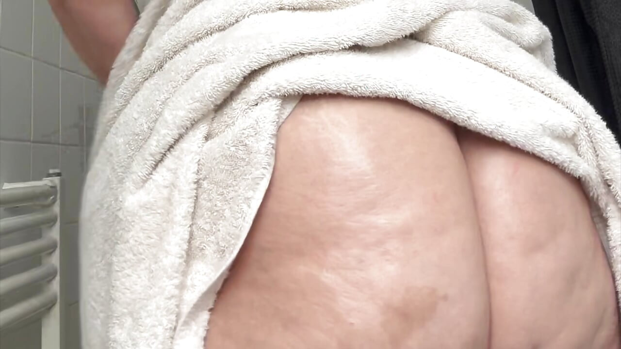 Milf casada fica quente e fumegante fora do chuveiro para seu amante