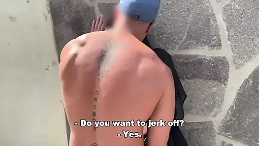 ALLEY-abenteuer, drei schwänze für mich in einer gasse. Ein voyeur, ein exhibitionist und der fotograf geben mir ihre schwänze auf einem versteck