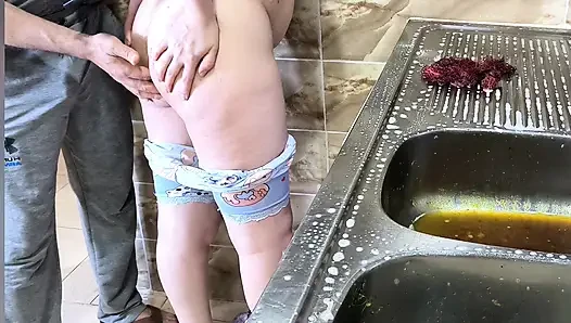 Suudi adam mutfakta Arap hizmetçiyi sikiyor