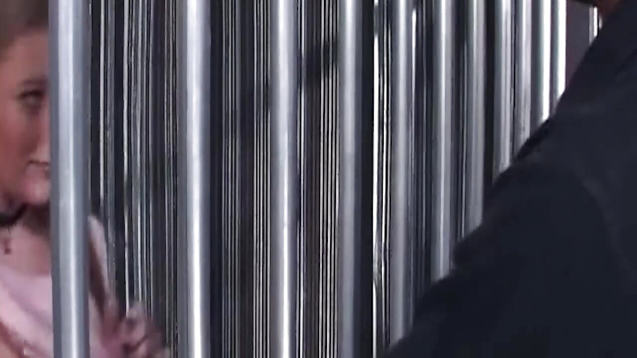 金发熟女在监狱酒吧里被狠操