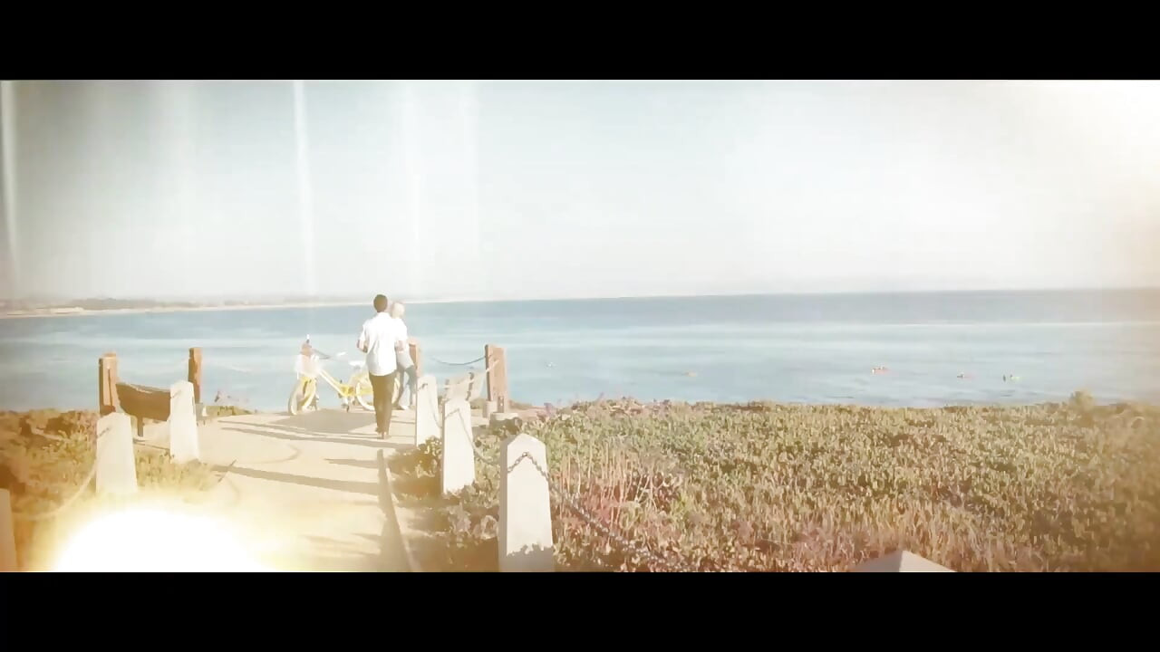 सुनहरे बालों वाली अश्लील लड़की को अपनी चूत को छूना पसंद है