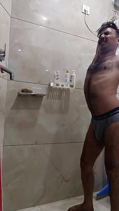 インドのデシ男性はシャワーとセックスを楽しみます