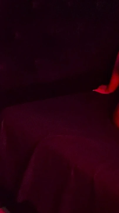 她以为家里没人, 骑在上面