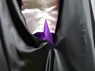 Masturbation avec une jupe en satin violette et une cape en satin