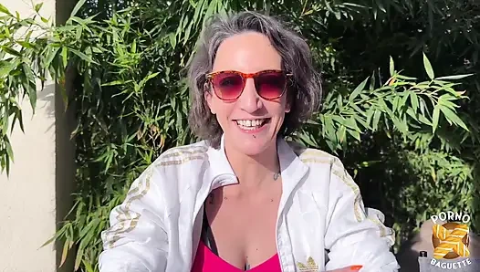 Лена, хорошенькую брюнетку, трахают два члена