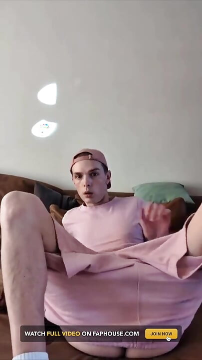 Twink se corre en su sofá