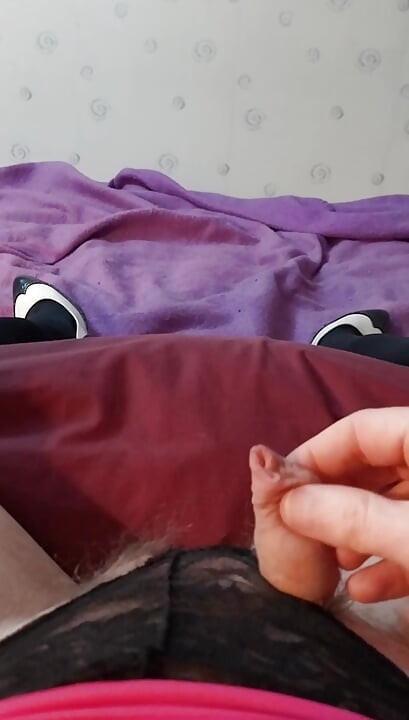 흥분한 작은 클리토리스, 꽂은 Sissy 사정 보기