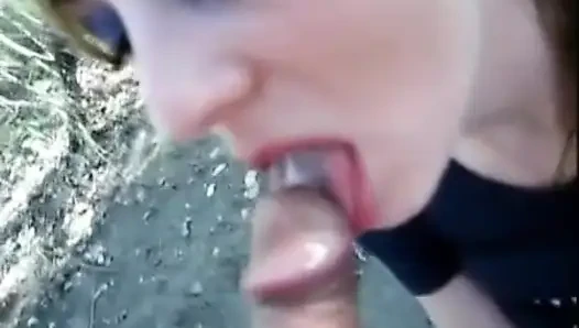 Blonde amateur-schlampe gibt geilen blowjob im freien mit gesichtsbesamung