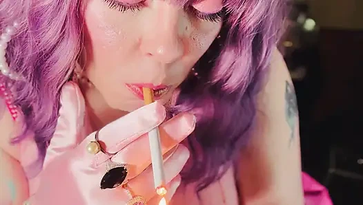 Eine süße Tina Snua tipp zum Schwanz 2 Zigaretten mit viel Rauchringen in Satinhandschuhen & Schmuck