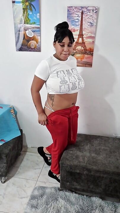 Venezuelanka ne zna pomesti pod pa je natjeram da puši kurac i tvrdo ga u guzicu