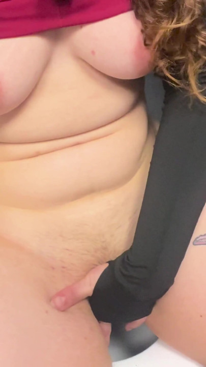 Masturbation et pisse dans les toilettes d’une salle de sport publique | Clip 2
