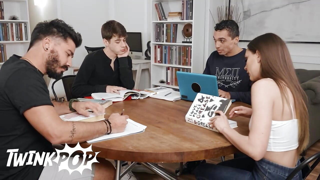 TWINKPOP - Joey Mills postaje napaljen tijekom učenja i na kraju jaše kurac Amone Bane na kauču