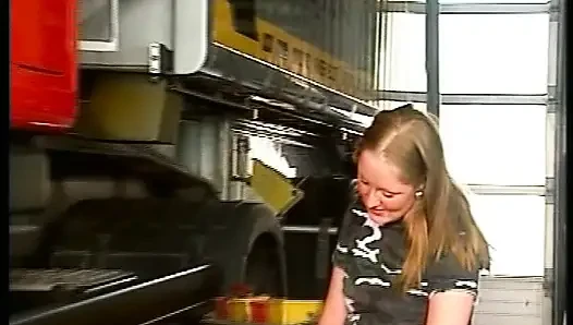 Güzel sarışın Alman kaltak atölyede iki adam tarafından sikiliyor