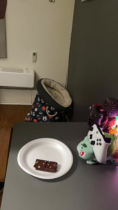 Lelaki pondan memancut ke dalam kopinya dan minum semuanya