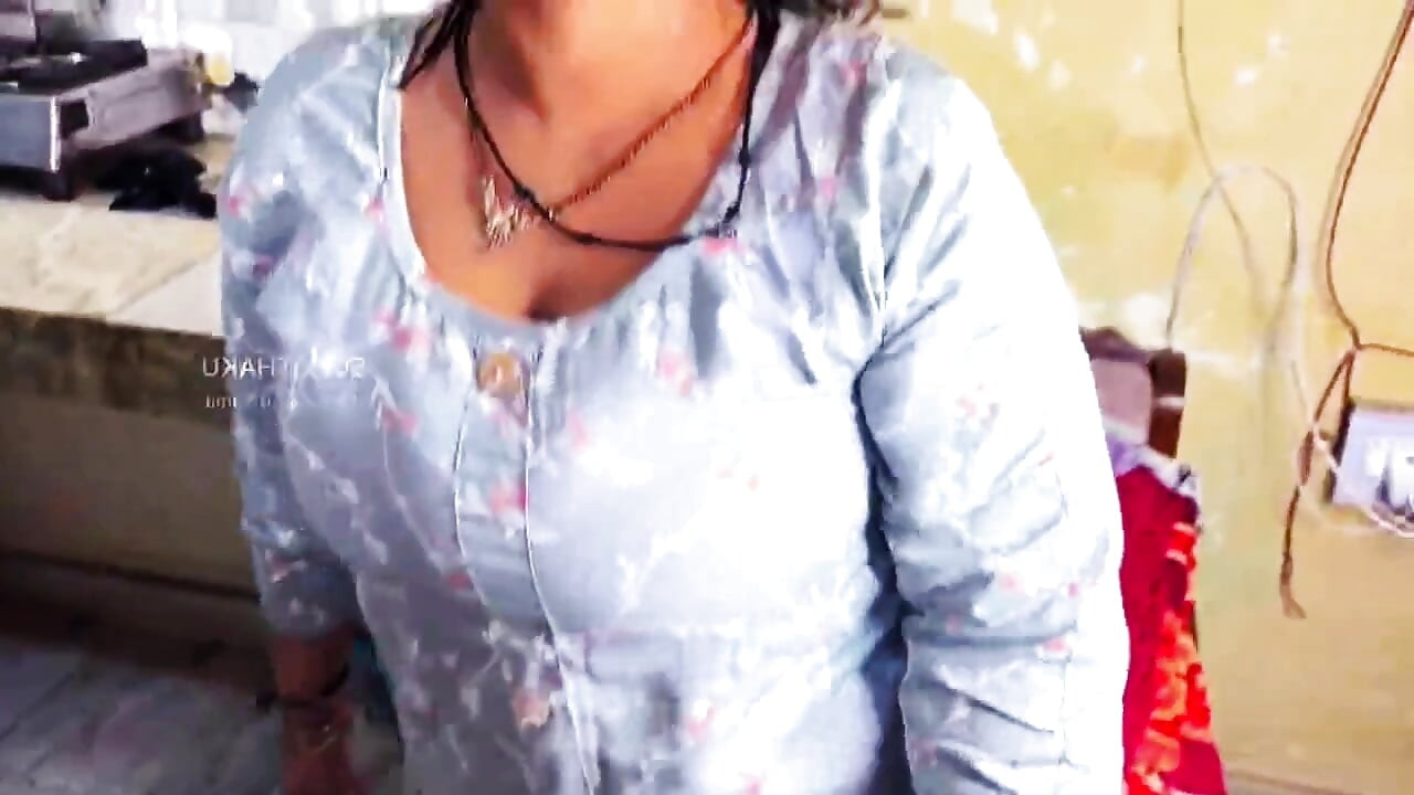 A tia estava trabalhando na cozinha quando seu meio-irmão chegou de repente, viu ela e não conseguiu se controlar. Ele começou
