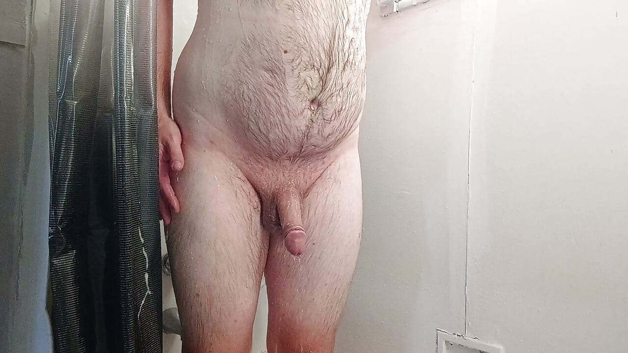 Cum take a shower with a chubby daddy
