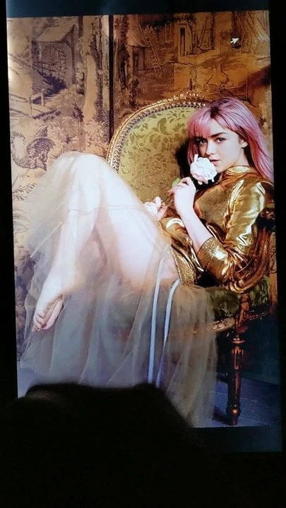 Maisie Williams Feet Cum Tribute