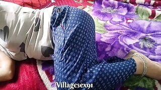 Une fille du village baise une grosse bite dans la chambre (vidéo officielle par villagesex91)
