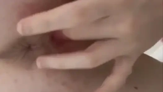 Banyoda amcığımla oynuyorum