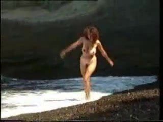 Fată cu țâțe mari goală pe plaja solitară